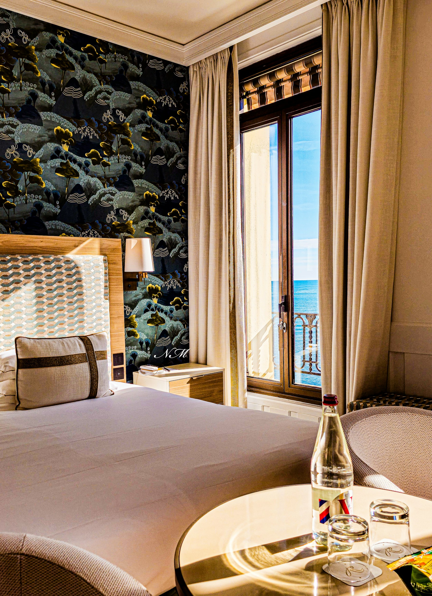 Bright room with a sea view